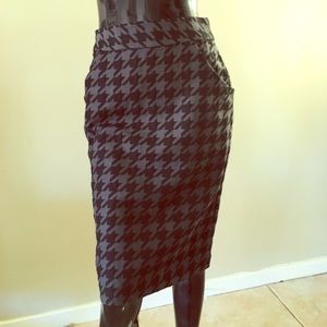 Houndstooth pencil skirt